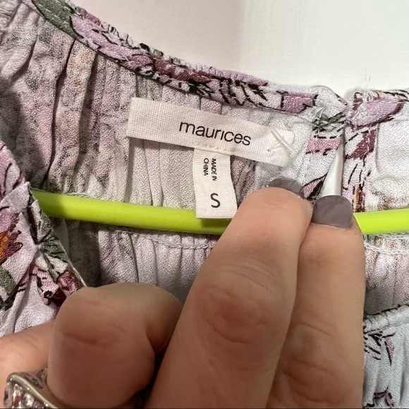 Maurcies white pink floral key hole back Flowy blouse size small - Picture 6 of 7